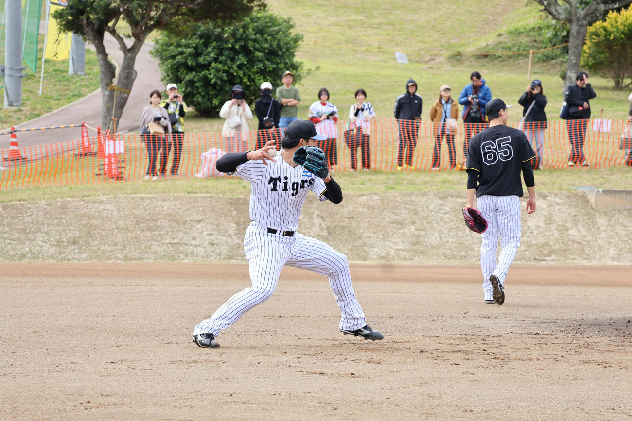 具志川キャンプでフィールディング練習をする阪神佐藤蓮