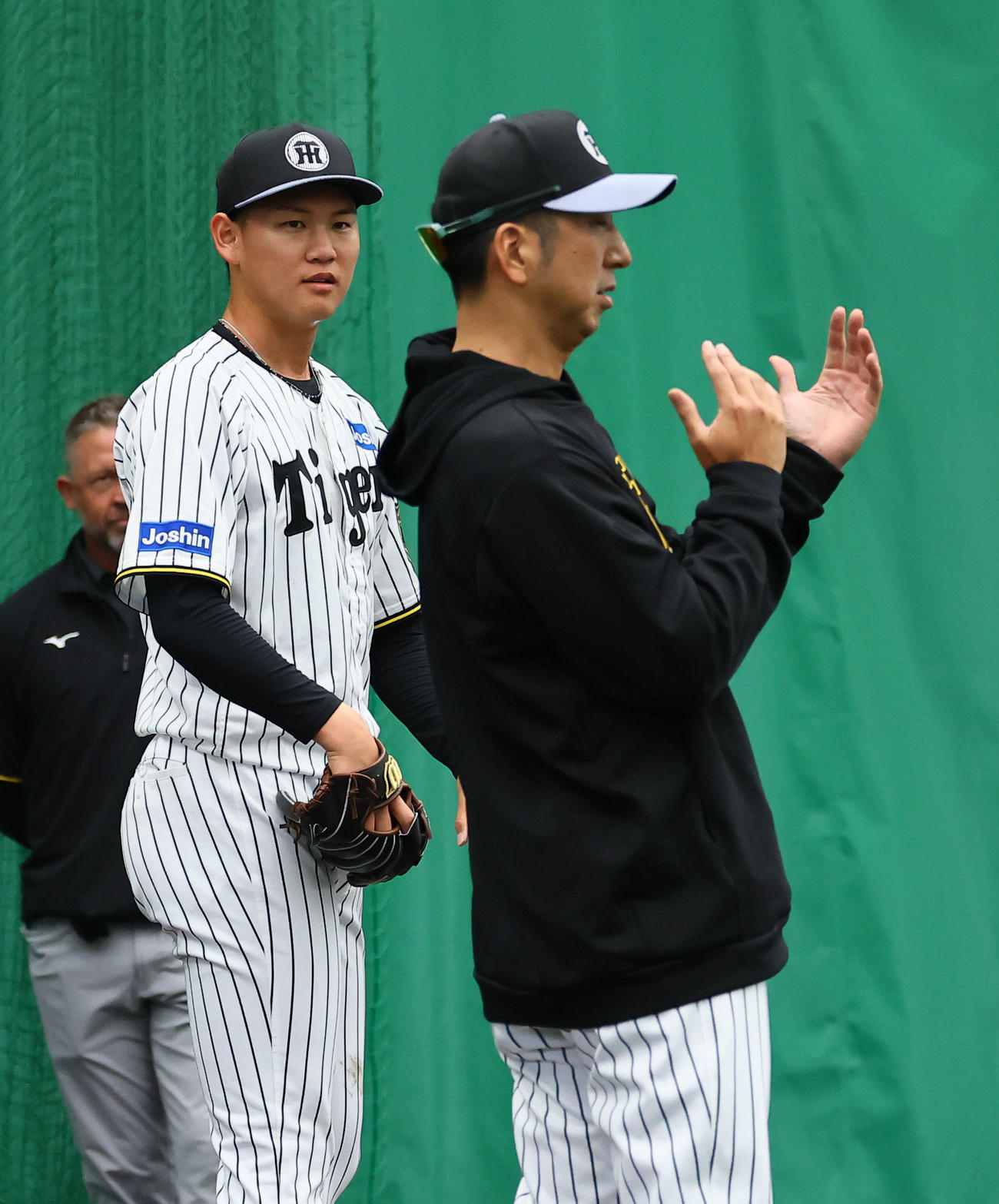 ブルペンで藤川監督に指導を受ける及川（撮影・藤尾明華）