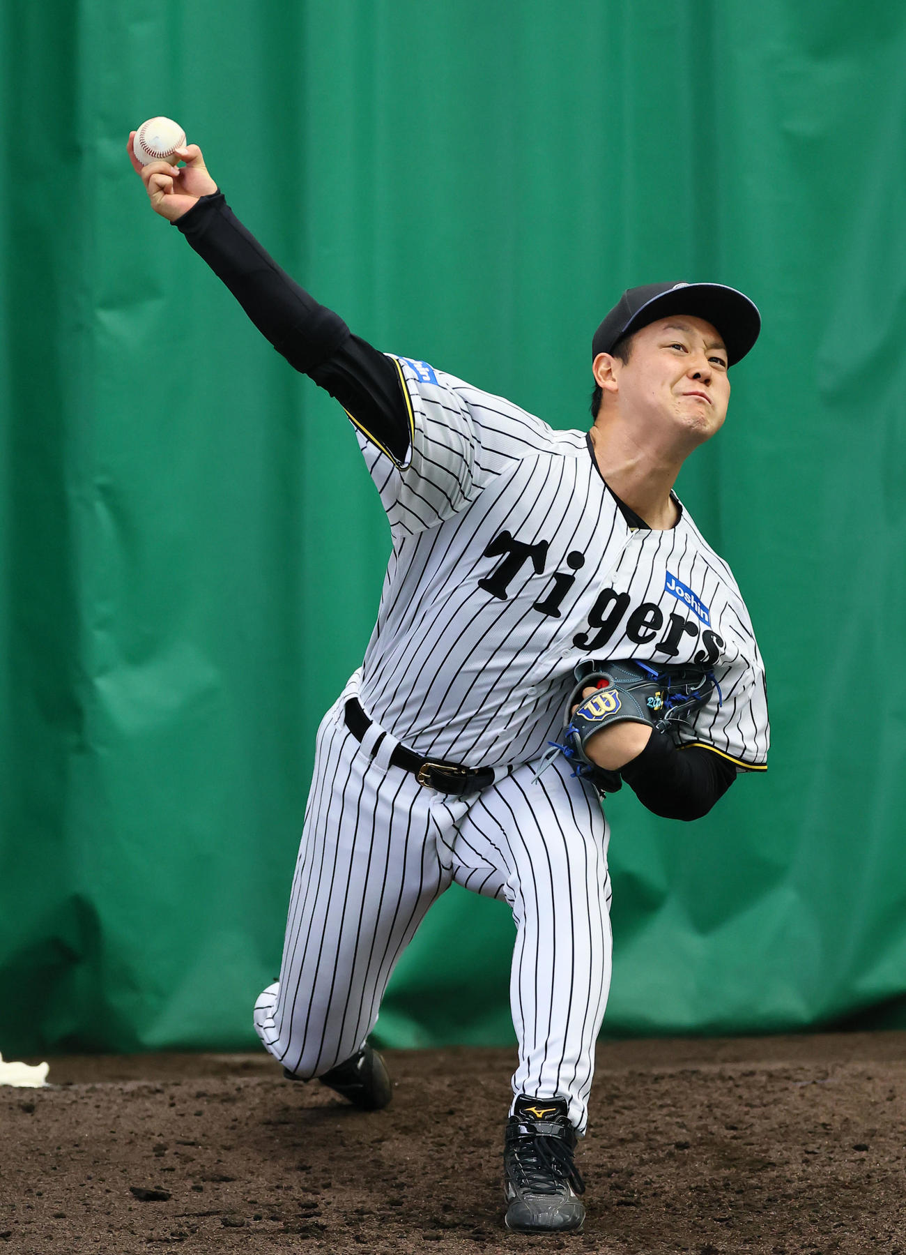 ブルペンで投球練習をする木下（撮影・藤尾明華）