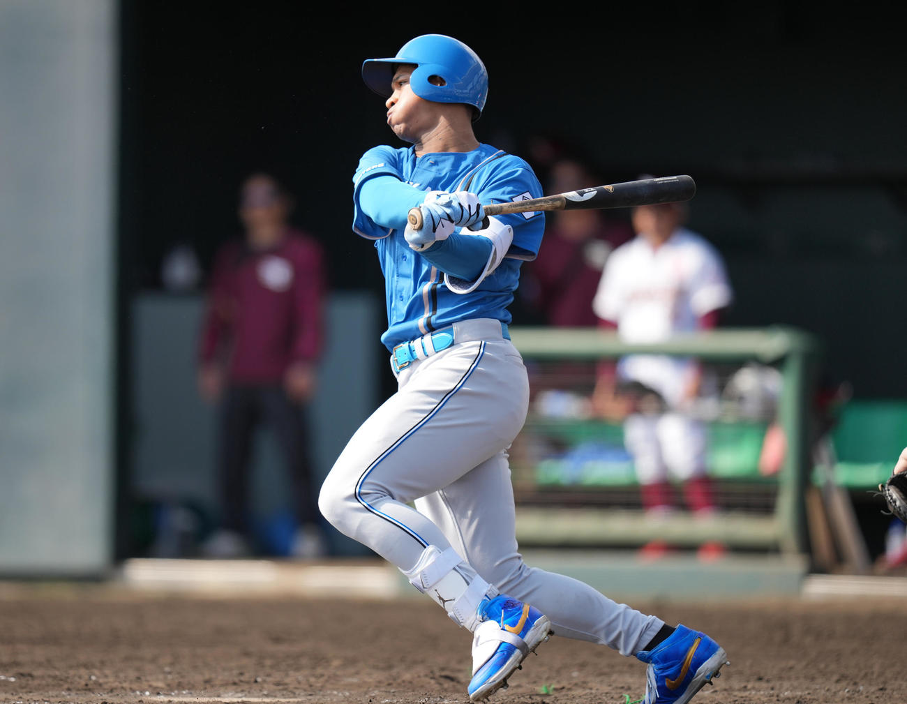 楽天対日本ハム　4回表日本ハム1死一、二塁、中前適時打を放つ万波（撮影・鈴木みどり）
