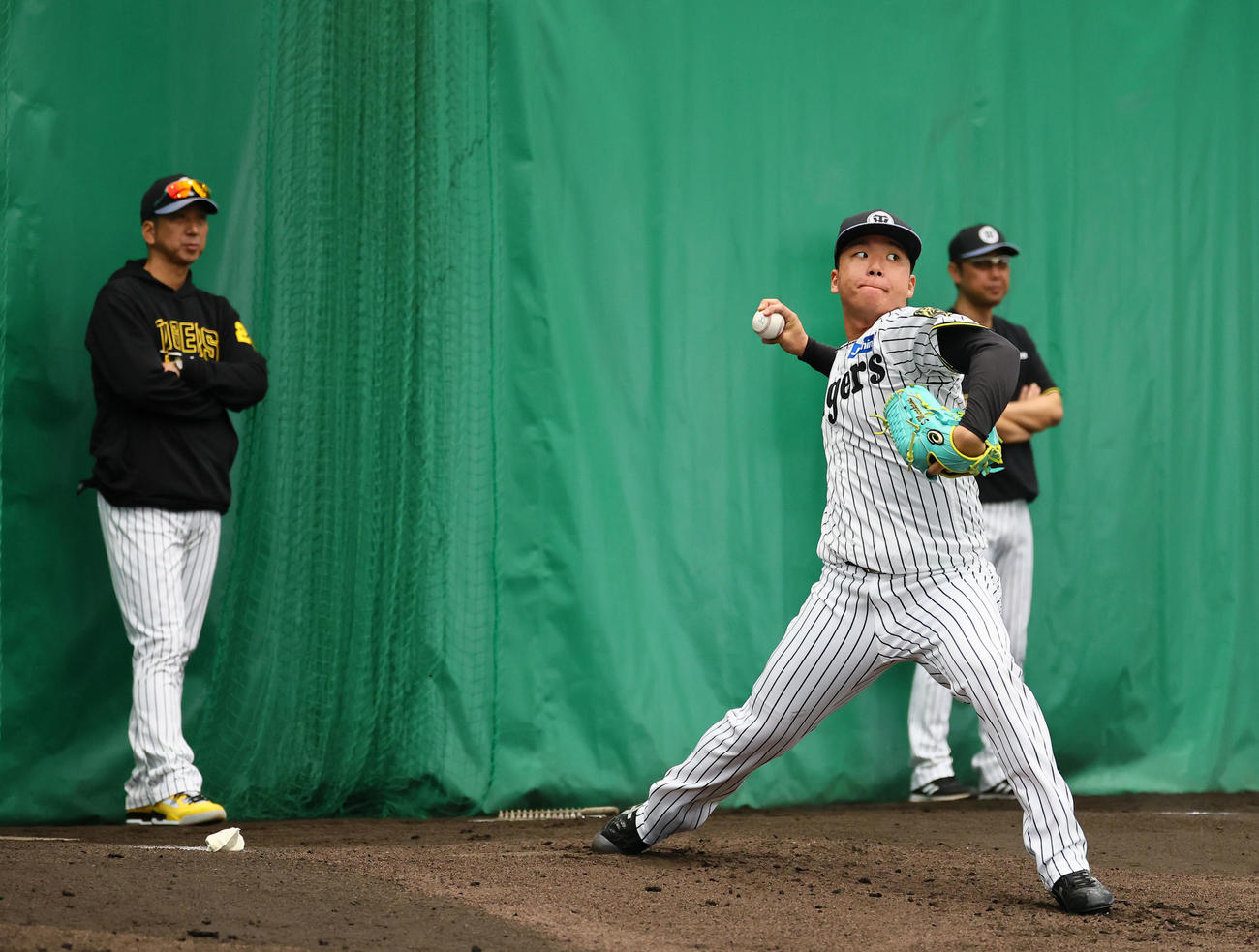 藤川監督（左）が見つめる中、投球練習をする村上（撮影・藤尾明華）