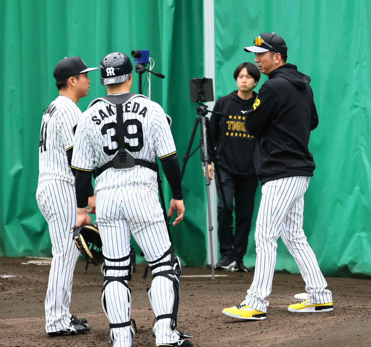 ブルペン投球を終えた村上（左）と話しをする藤川監督（撮影・藤尾明華）