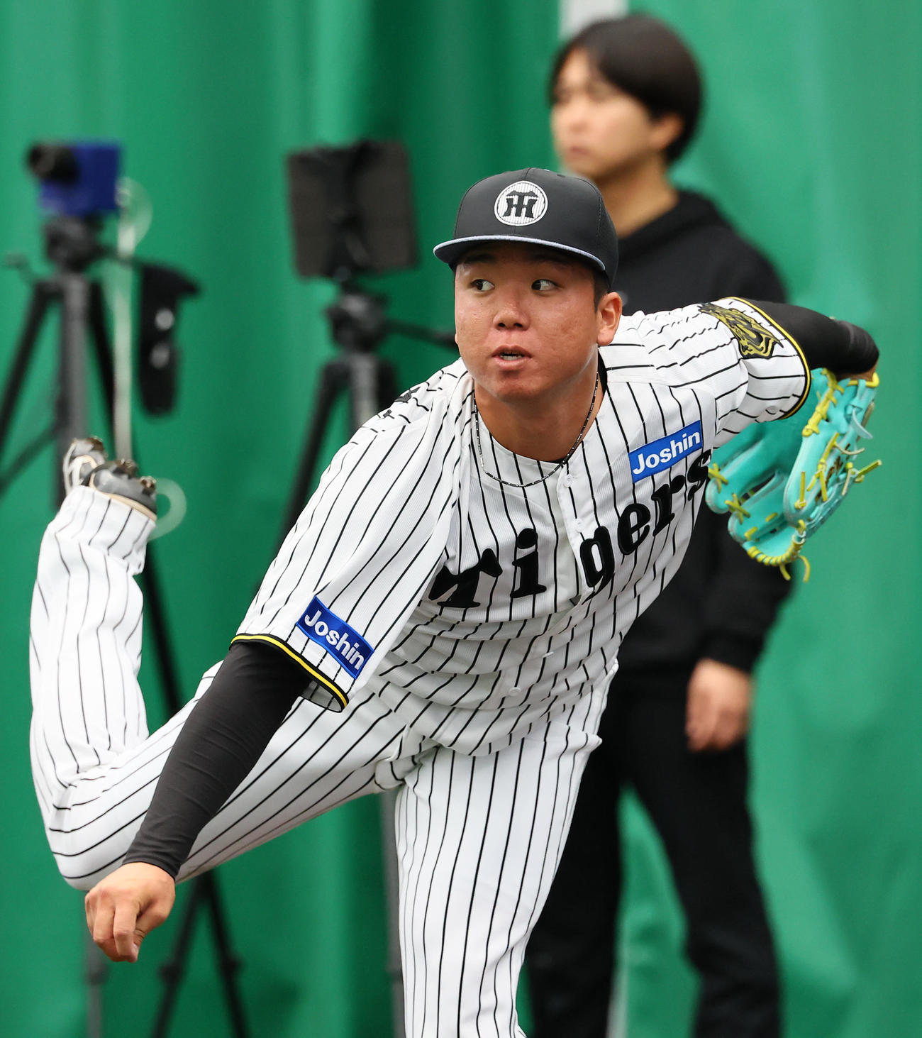 ブルペンで投球練習をする村上（撮影・藤尾明華）