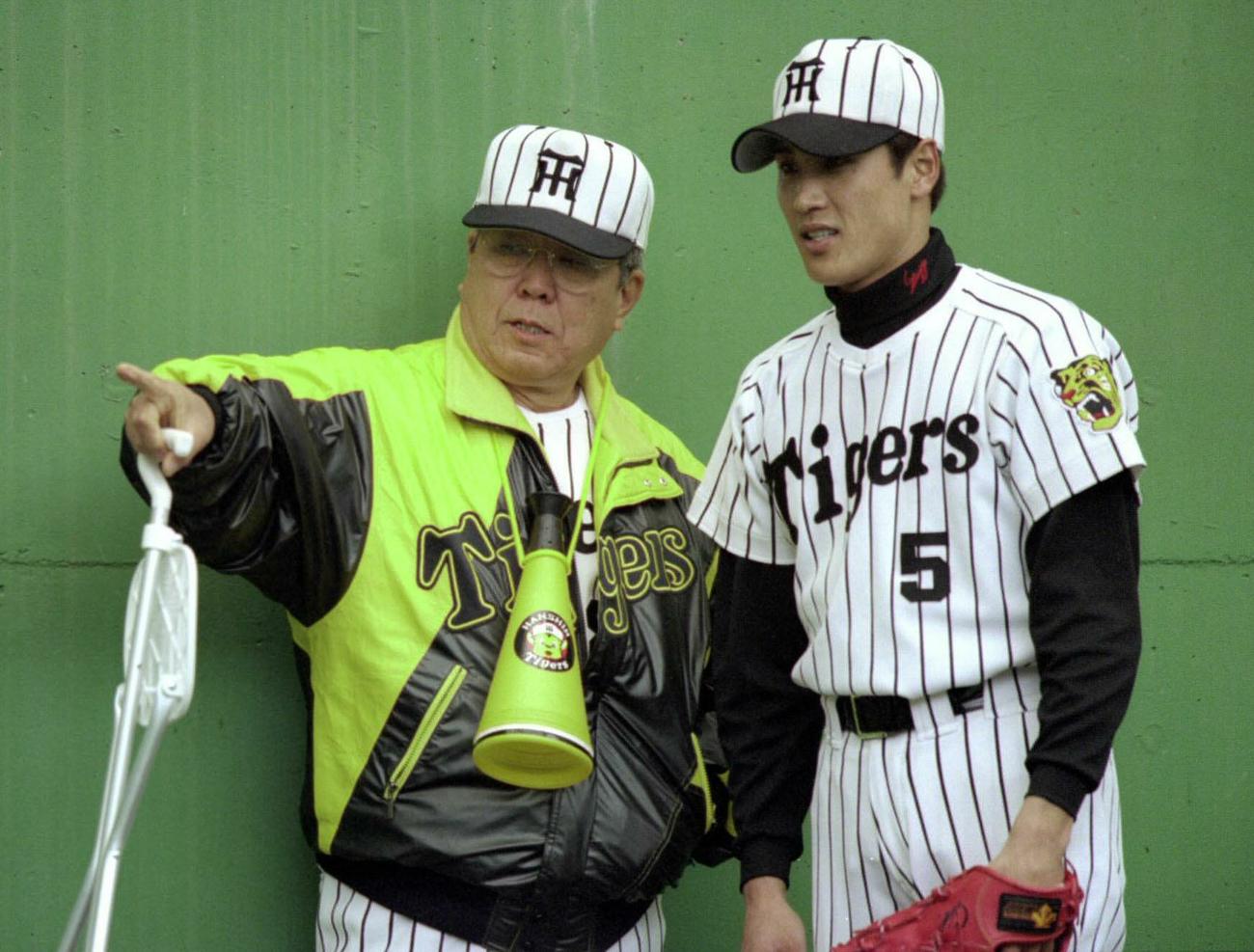 99年、阪神野村監督（左）は新庄に投手転向を勧めるなどユニークな指導をみせた