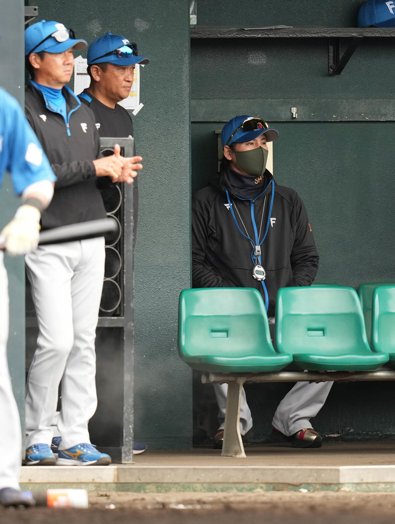 楽天対日本ハム　ベンチから試合を見守る日本ハム新庄監督（右）（撮影・鈴木みどり）