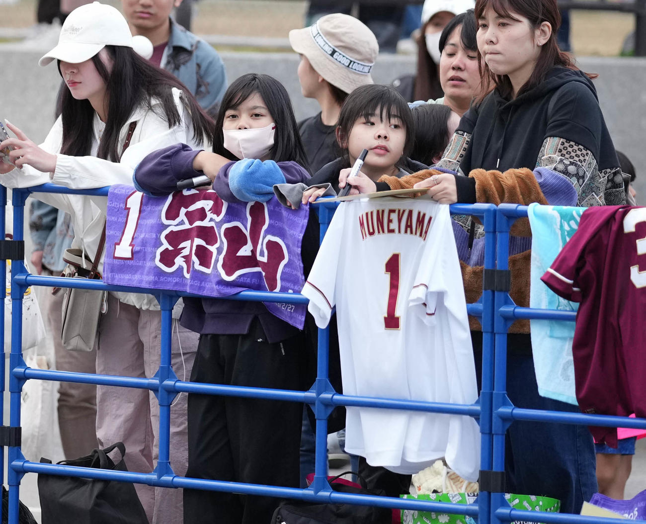 楽天対日本ハム　試合後、楽天宗山のタオルを掲げるファン（撮影・鈴木みどり）
