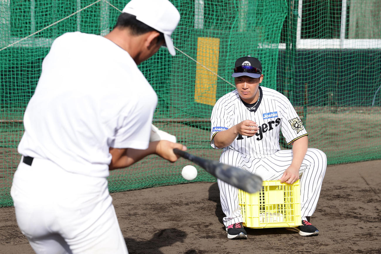 野球教室で子どもたちと交流する阪神大山（撮影・前田充）