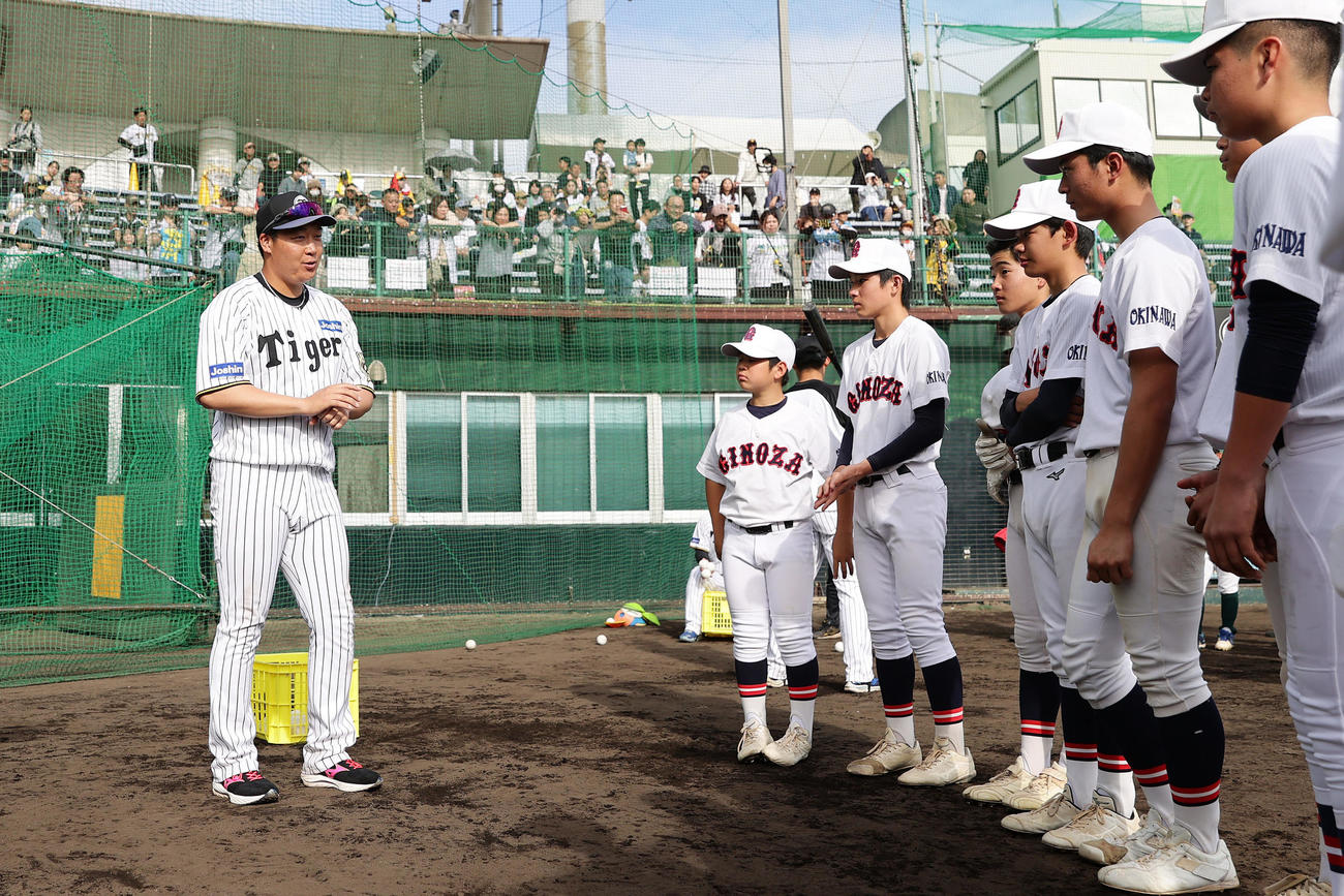 野球教室で子どもたちと交流する阪神大山（左）（撮影・前田充）