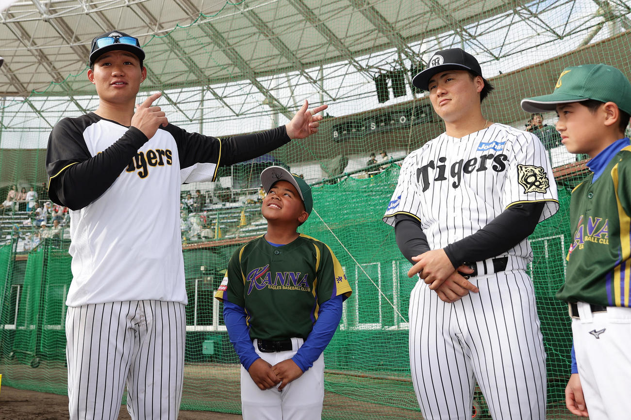 野球教室で子どもたちと交流する阪神森下（左）と前川（撮影・前田充）