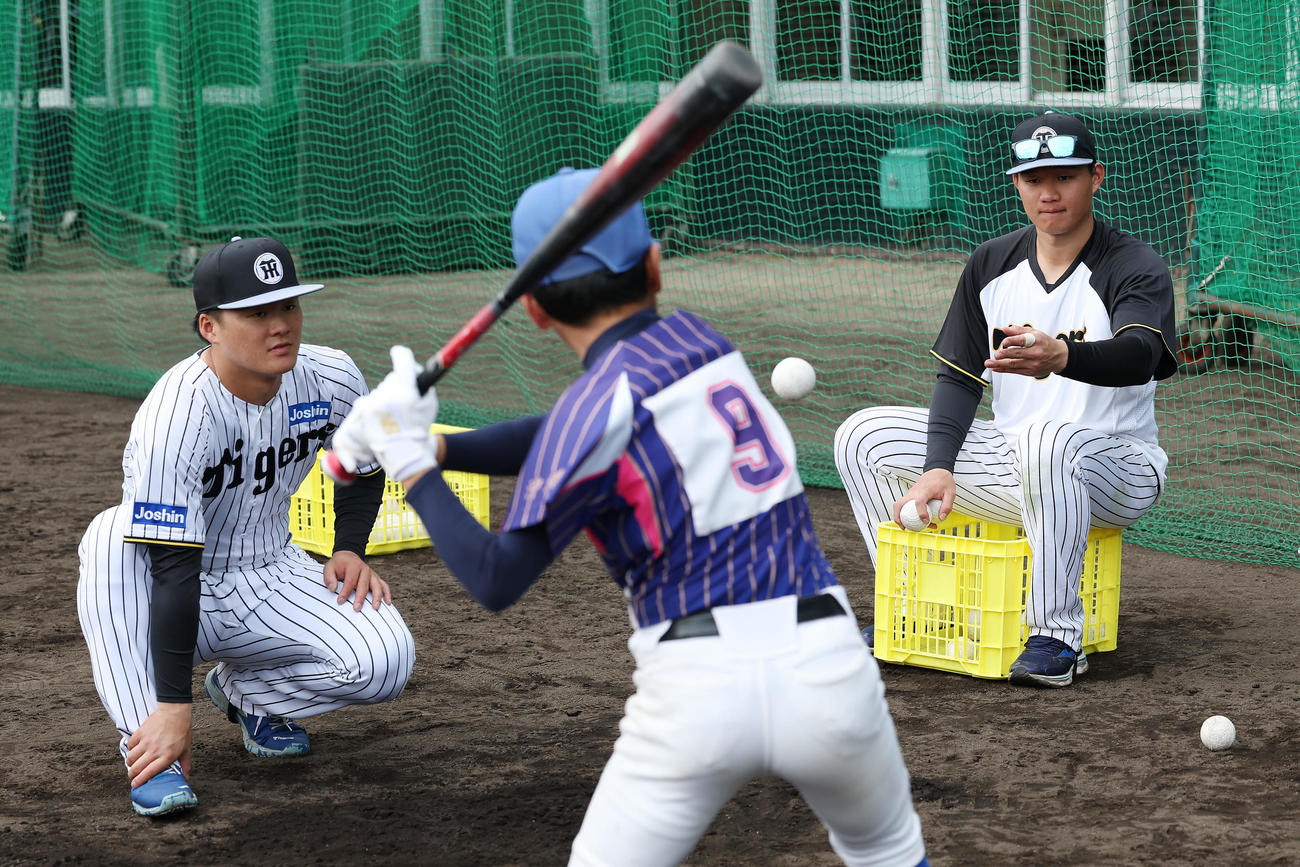 野球教室で子どもたちと交流する阪神前川（左）と森下（撮影・前田充）