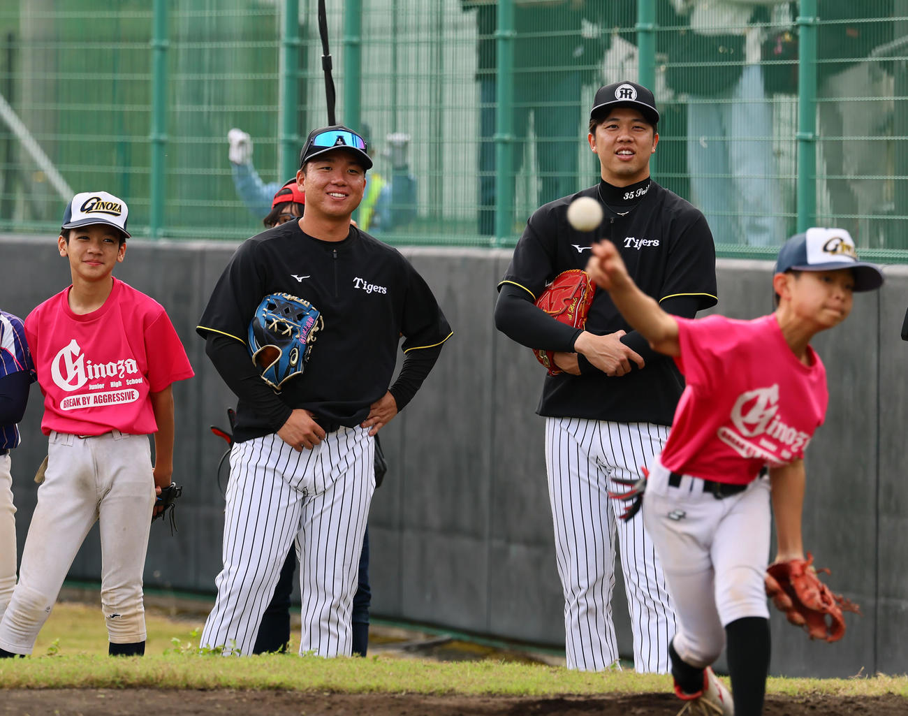 野球教室で投球練習を見つめる阪神村上（中央左）と才木（撮影・藤尾明華）