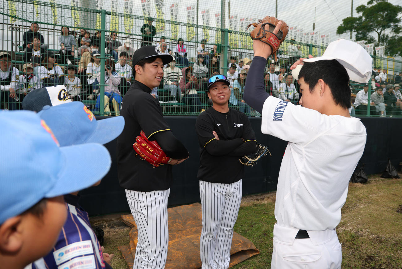 野球教室で子どもたちと話しをする阪神才木（中央左）と村上（撮影・藤尾明華）
