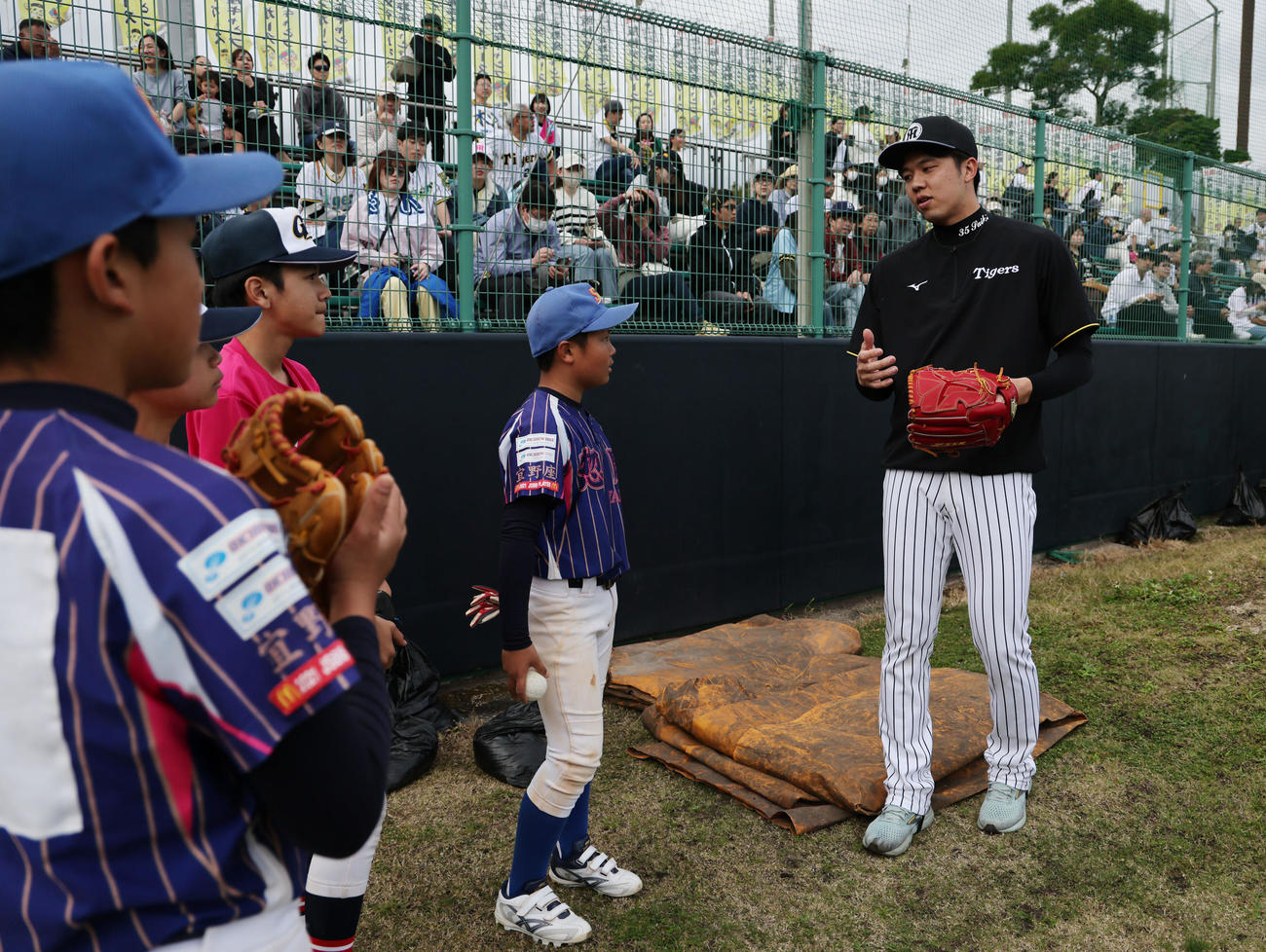 野球教室で子どもたちと話しをする阪神才木（撮影・藤尾明華）