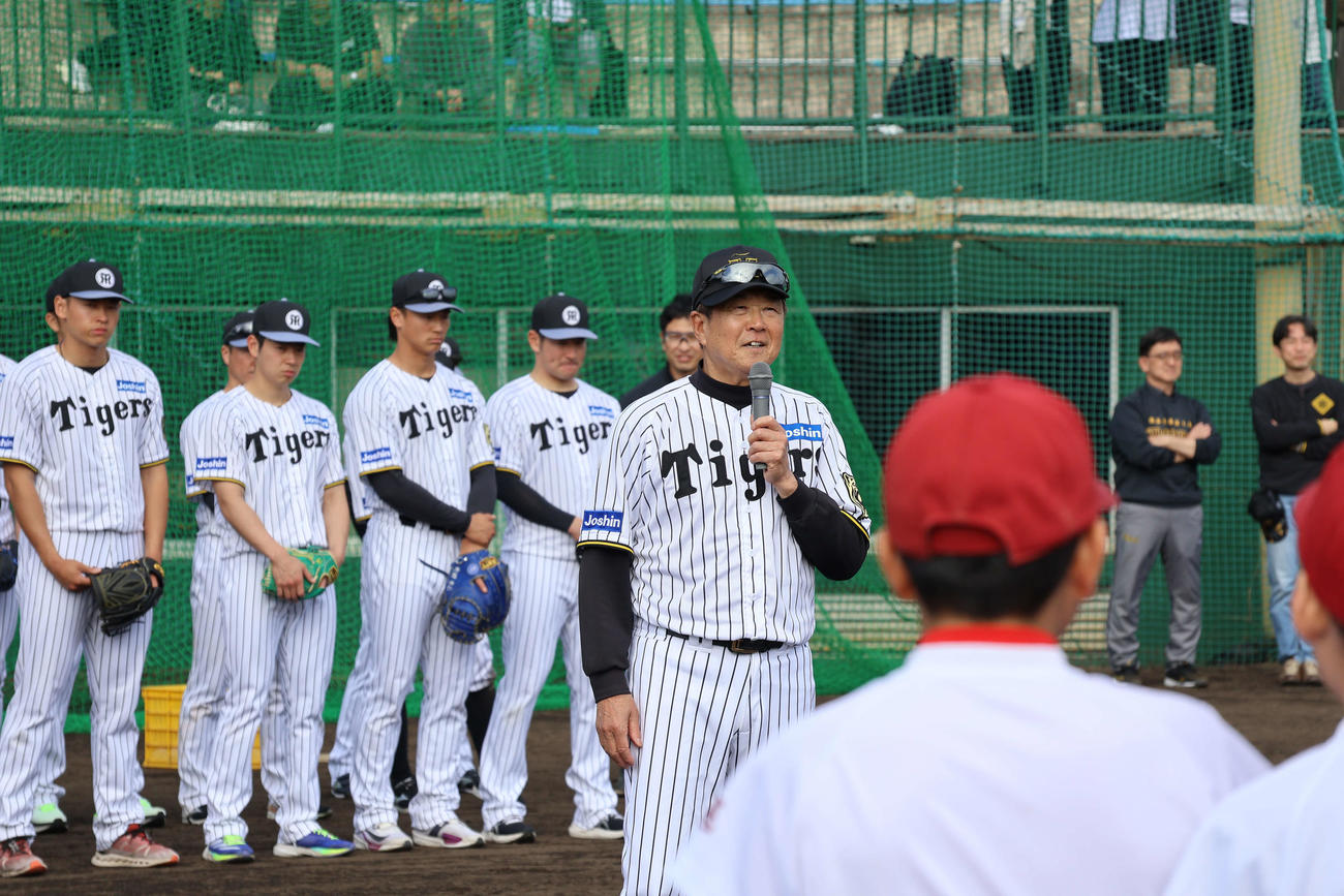 具志川野球教室で開会のあいさつをする阪神平田2軍監督（撮影・山崎健太）