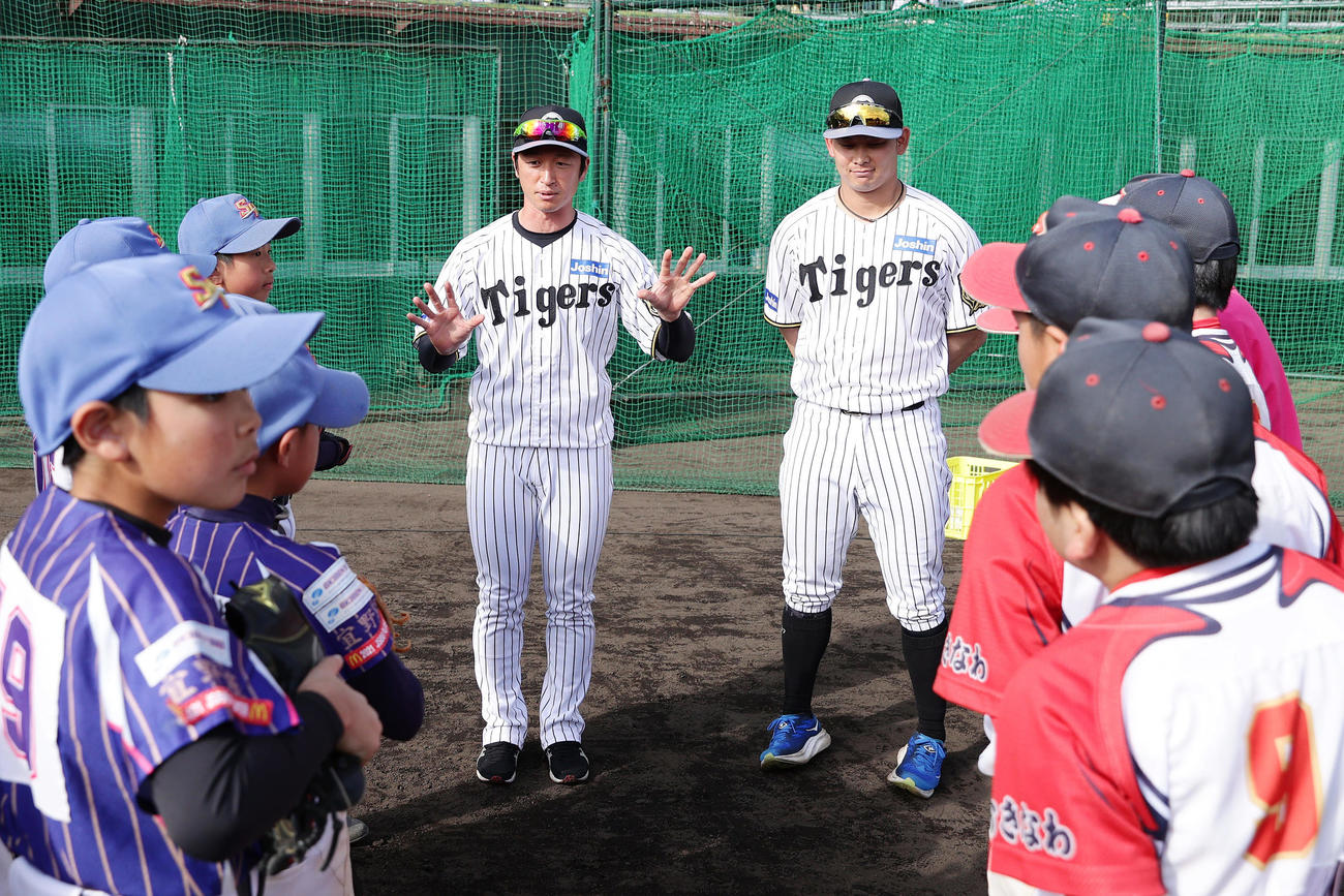 野球教室で子どもたちと交流する阪神近本（左）と野口（撮影・前田充）