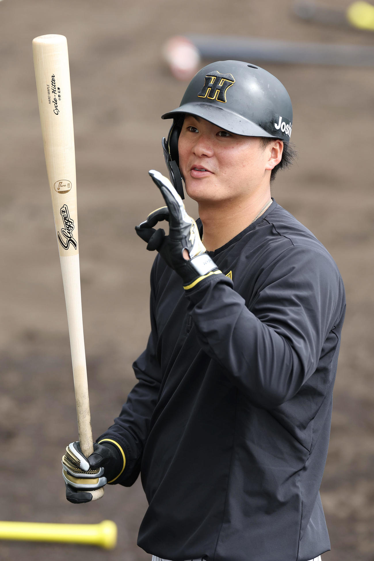 打撃練習でOKポーズを見せる阪神前川（撮影・前田充）
