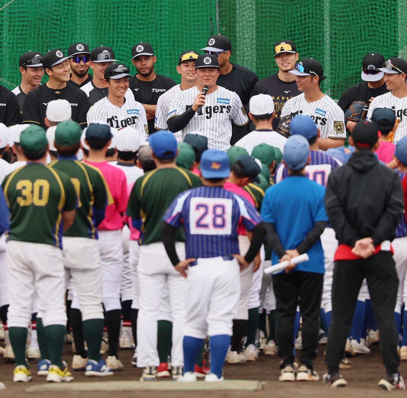 野球教室に参加した子供たちからの質問に答える前川（撮影・加藤哉）
