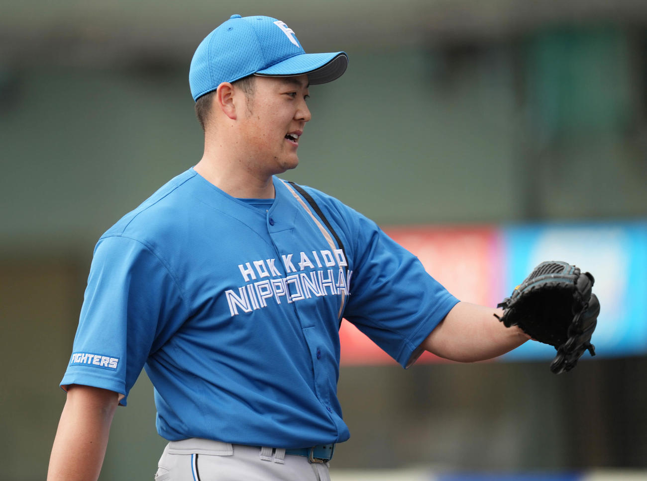 楽天対日本ハム　7回裏を終え、ベンチへ戻る日本ハム斎藤（撮影・鈴木みどり）