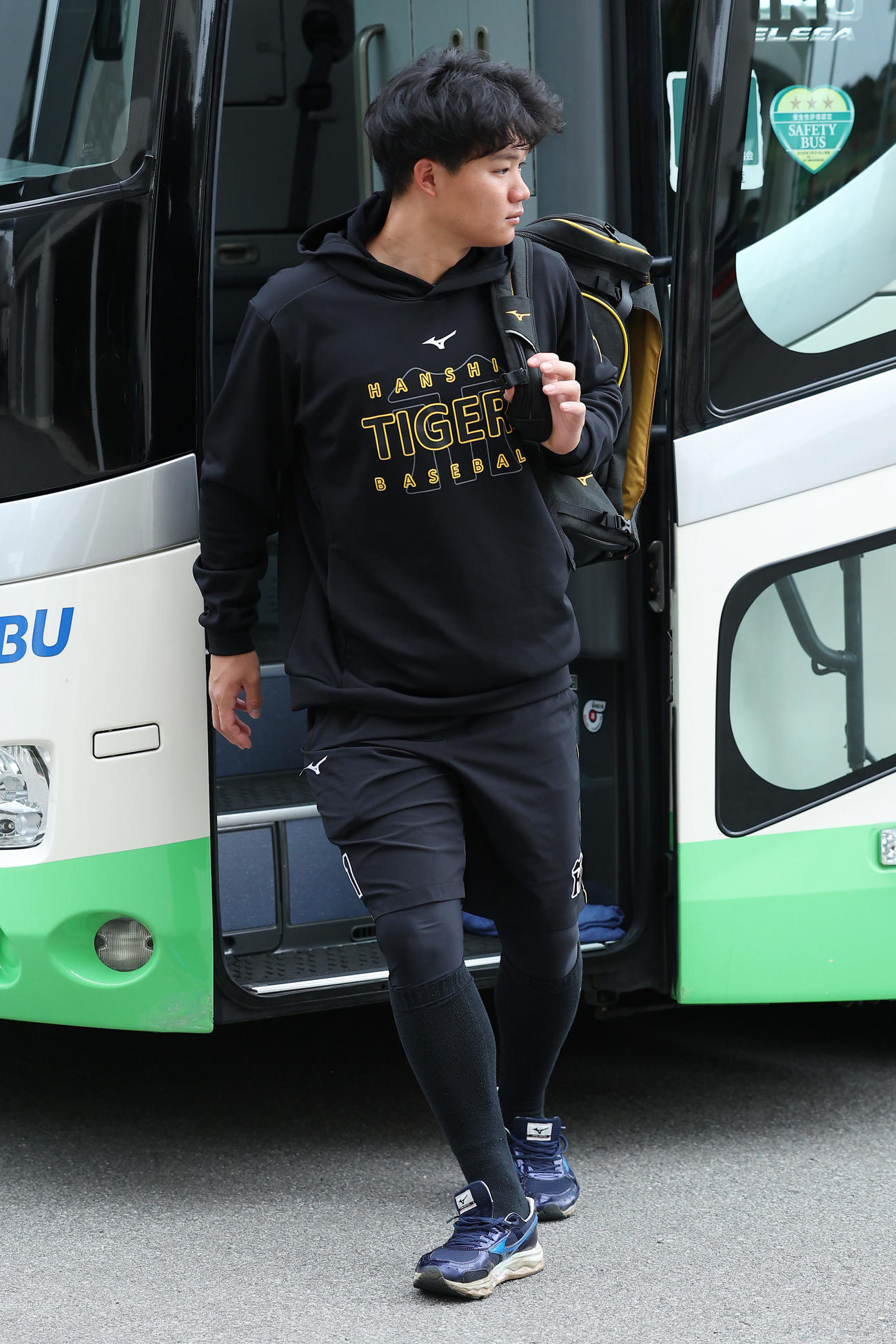 球場に到着した阪神森下（撮影・前田充）