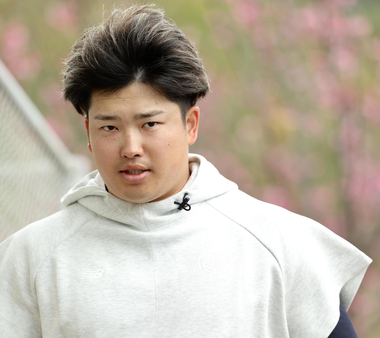 室内練習場に移動するヤクルト村上（撮影・河田真司）