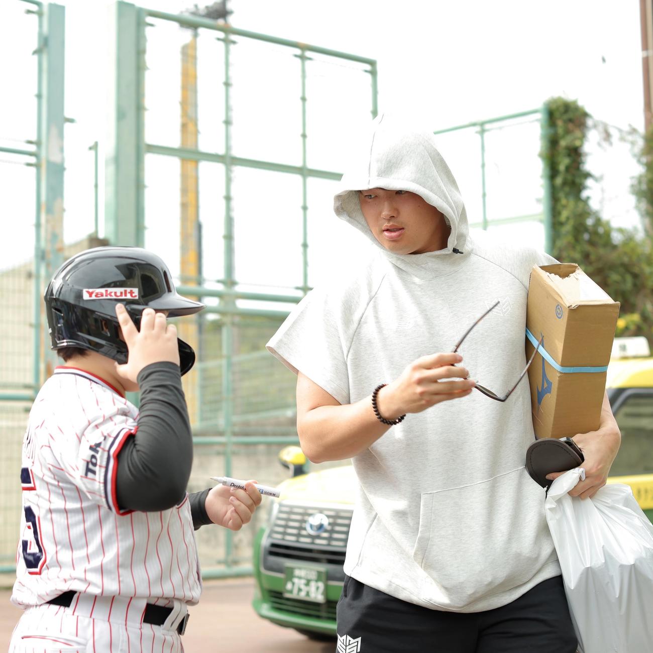 室内練習場に移動するヤクルト村上（右）（撮影・河田真司）
