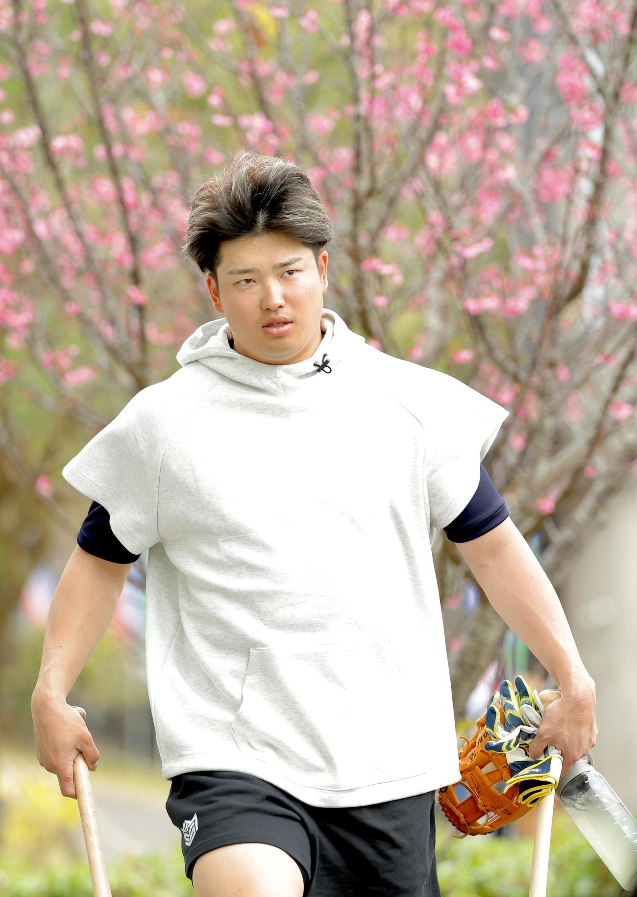 室内練習場に移動するヤクルト村上（右）（撮影・河田真司）