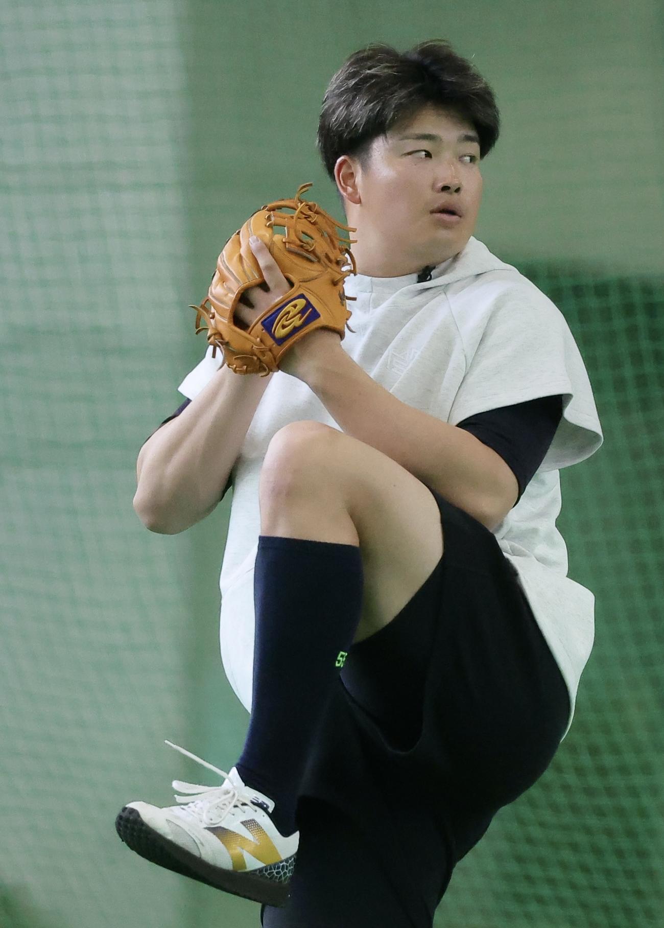 キャッチボールするヤクルト村上（撮影・河田真司）