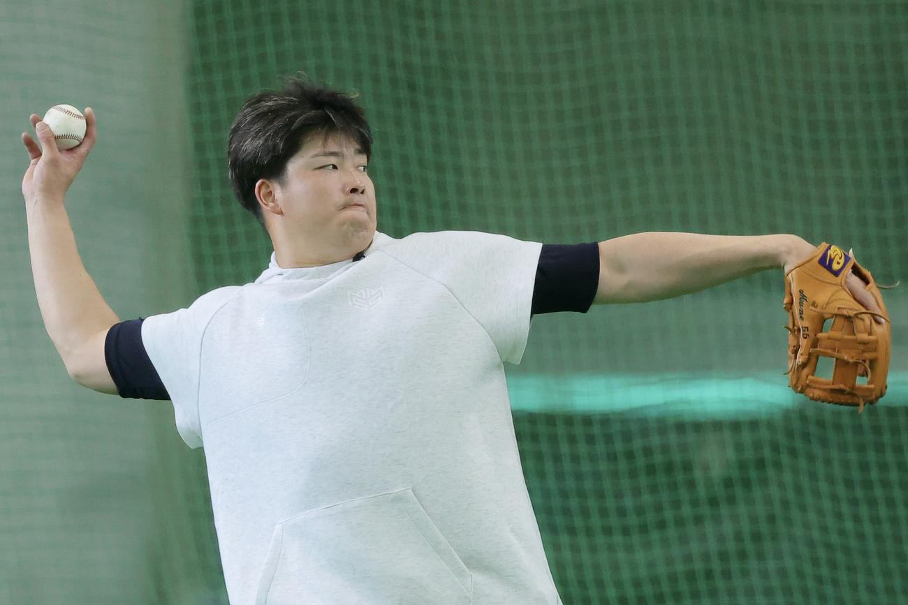 キャッチボールするヤクルト村上（撮影・河田真司）