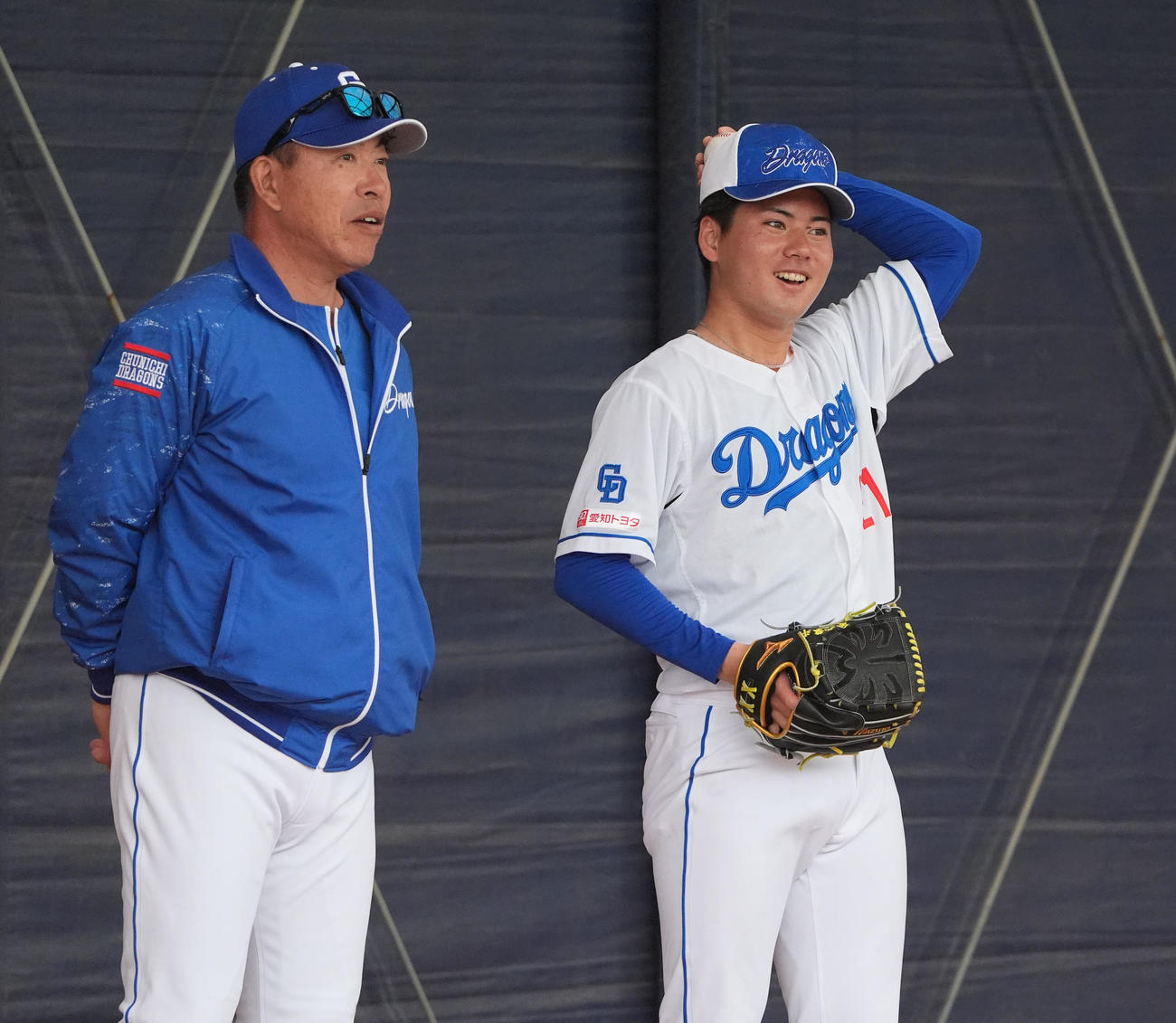井上監督とブルペンで言葉を交わす金丸（右）（撮影・森本幸一）
