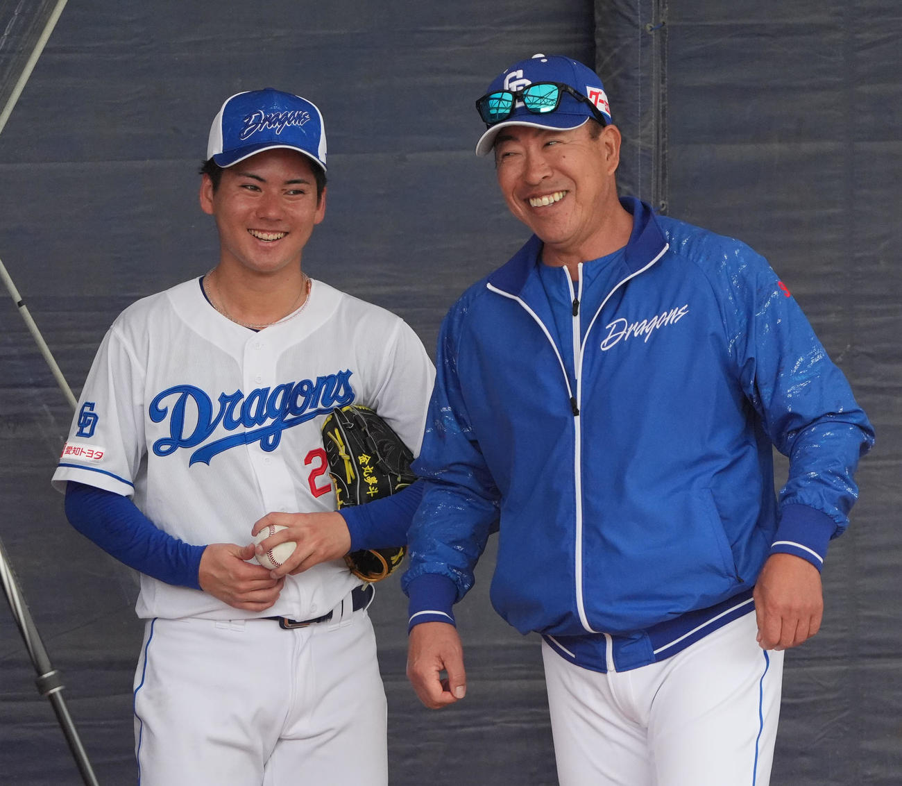 井上監督とブルペンで言葉を交わす金丸（左）（撮影・森本幸一）