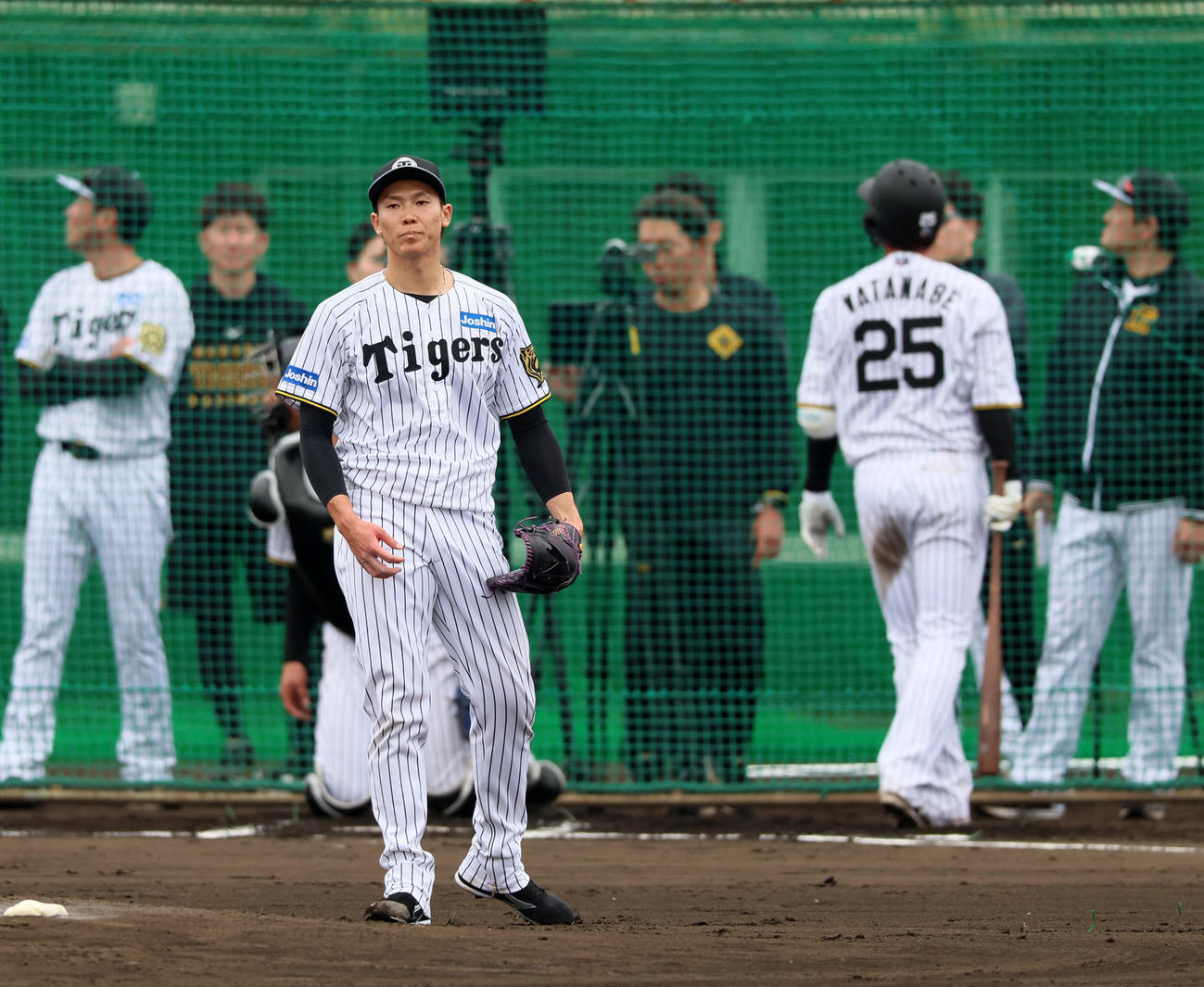 シート打撃練習に登板し渡辺ら打者3人と対戦した湯浅（撮影・加藤哉）