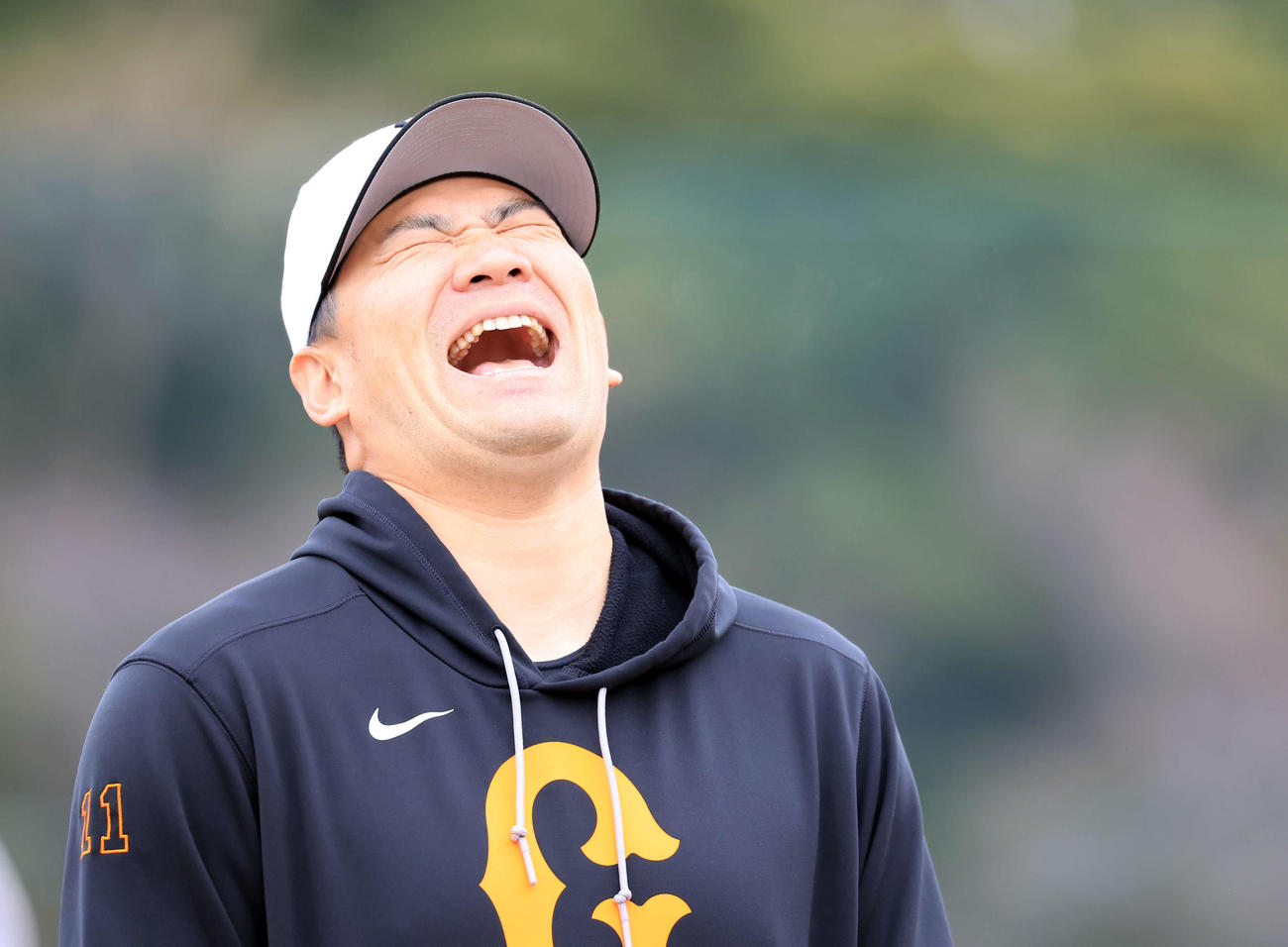 練習中、弾けた笑顔を見せる巨人田中将（撮影・浅見桂子）