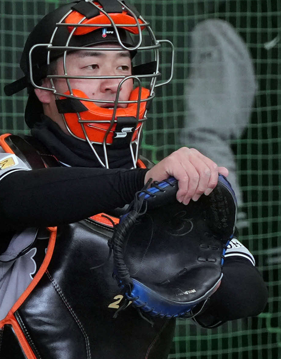 巨人捕手の岸田（2025年2月7日撮影）