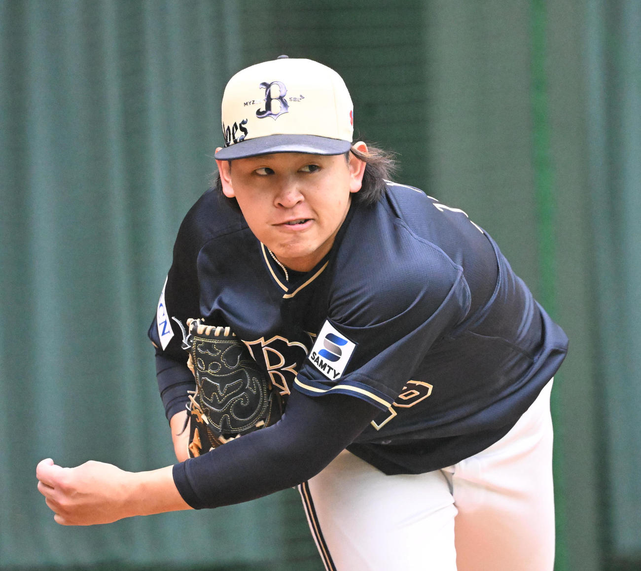 ブルペンで投げ込むオリックス宮城（撮影・和賀正仁）