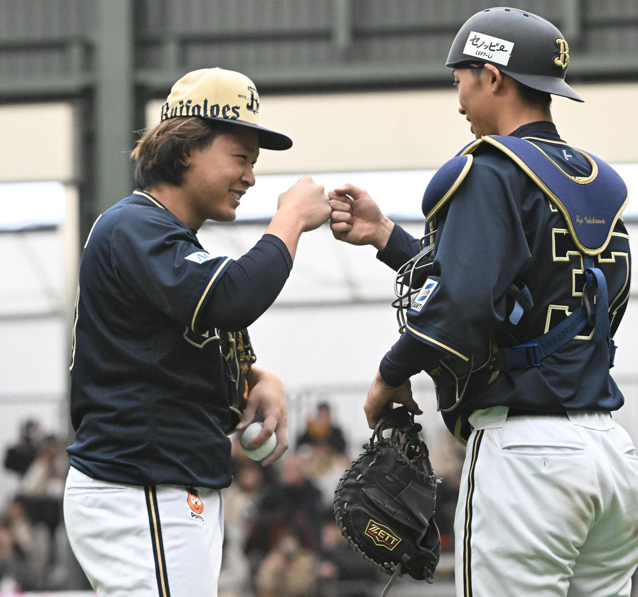 ブルペンでの投球を終え捕手石川（右）とグータッチするオリックス宮城（撮影・和賀正仁）