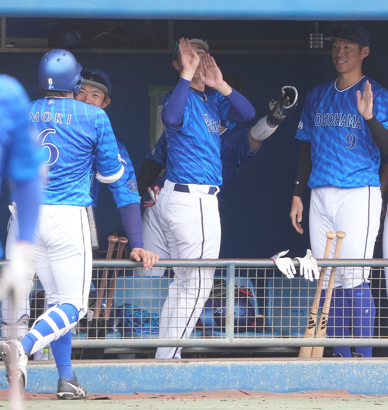 中日2軍対DeNA 1回表DeNA無死、右越え本塁打を放った森敬を迎える度会（中央）（撮影・森本幸一）