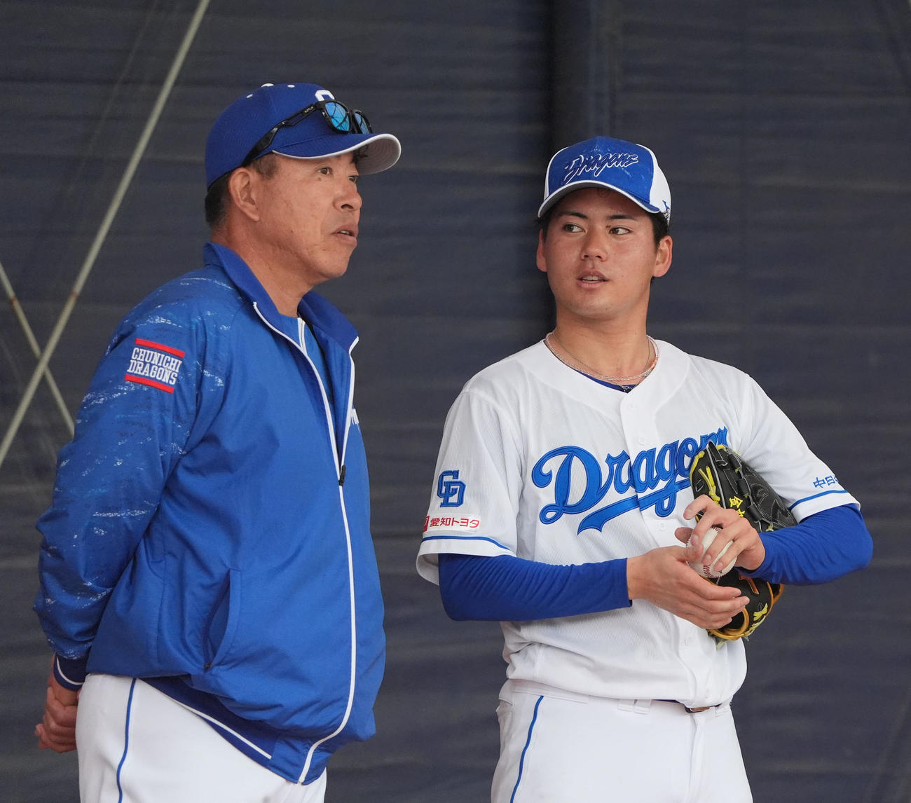 井上監督とブルペンで言葉を交わす金丸（右）（撮影・森本幸一）