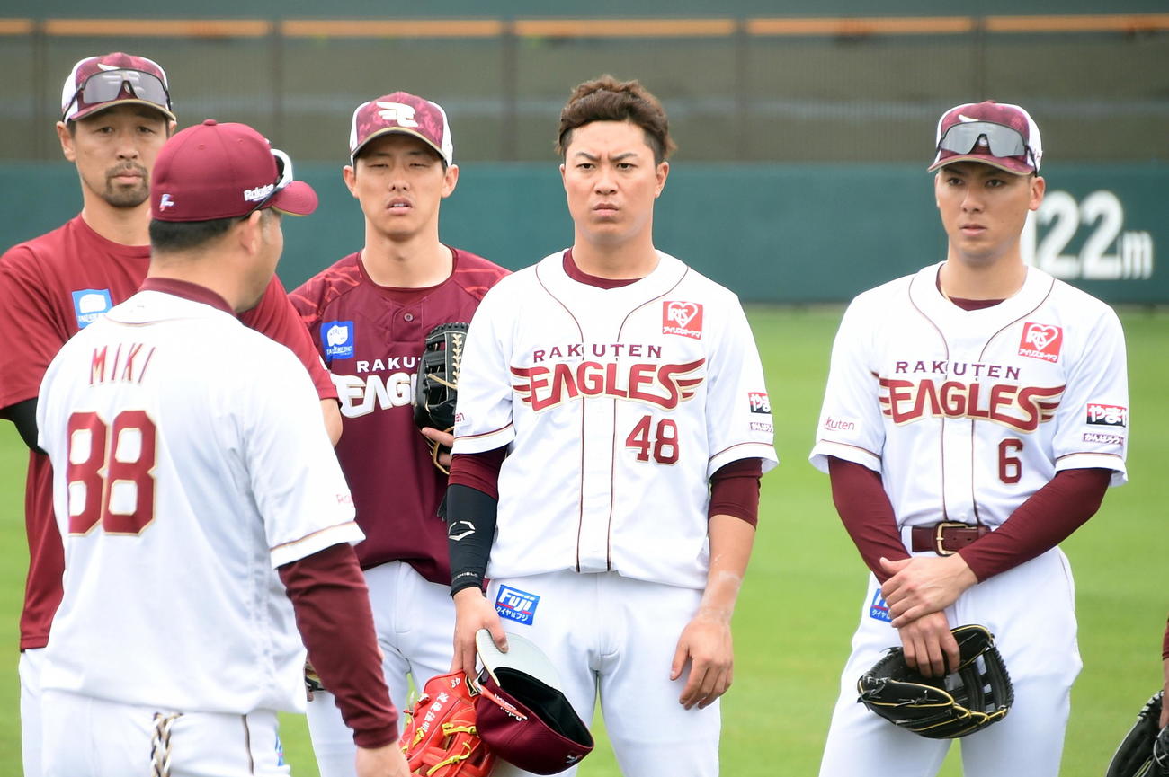 楽天三木監督（手前）の話を真剣な表情で聞く、右から村林、渡辺佳、辰己、阿部（撮影・山田愛斗）