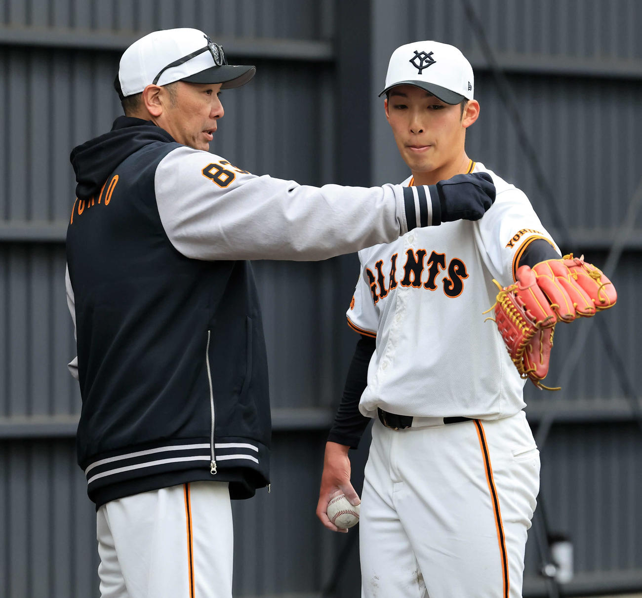 ブルペン投球中、巨人赤星（右）に指導する阿部監督（撮影・浅見桂子）