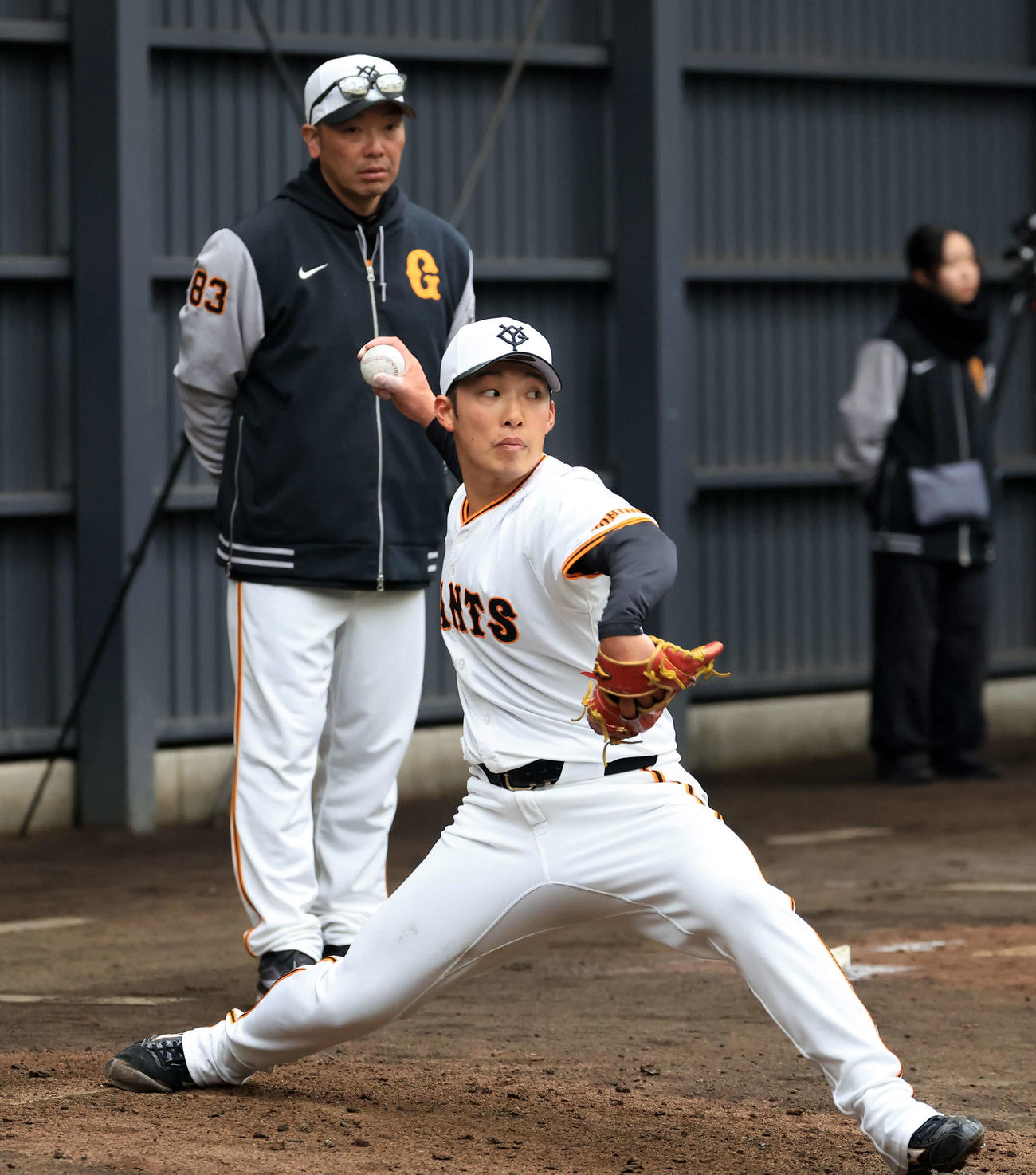 ブルペンで巨人阿部監督（奥）が見つめる中、投げ込む赤星（撮影・浅見桂子）