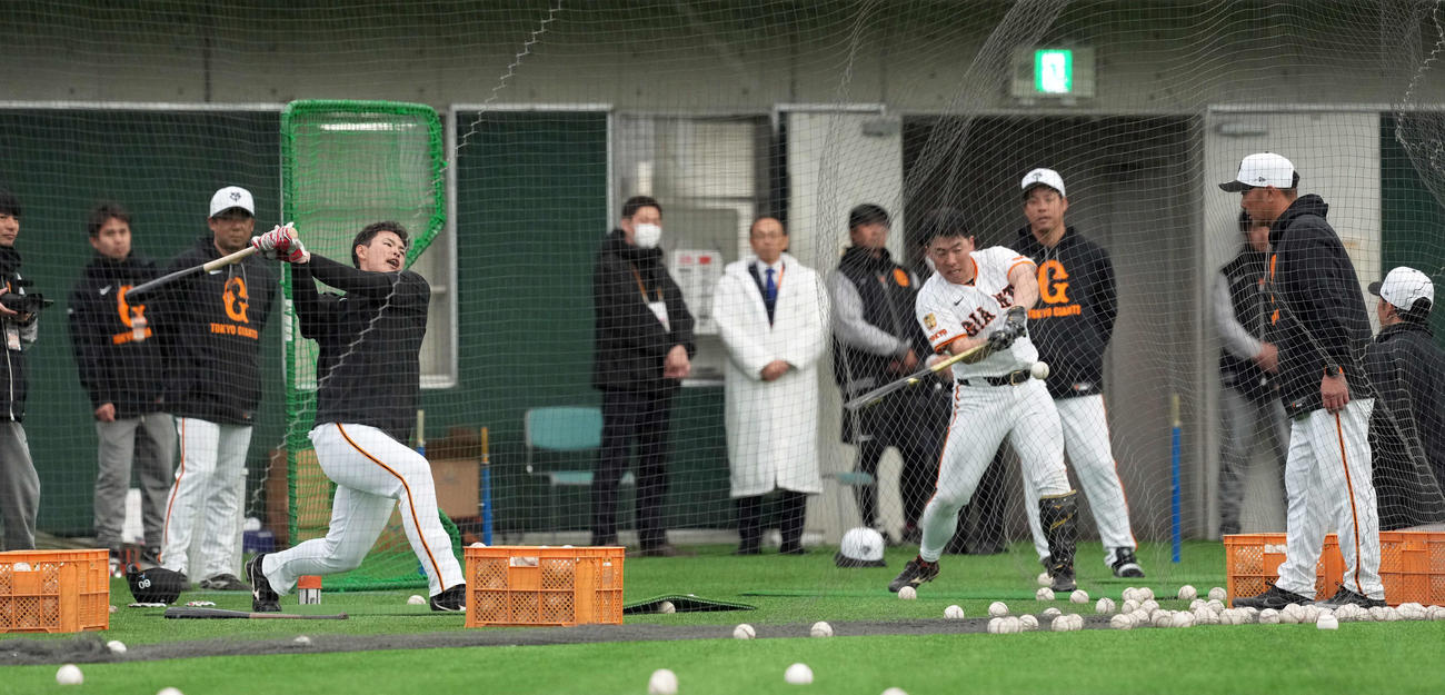 阿部監督（右）から指導を受ける巨人荒巻（左）と浅野（撮影・たえ見朱実）