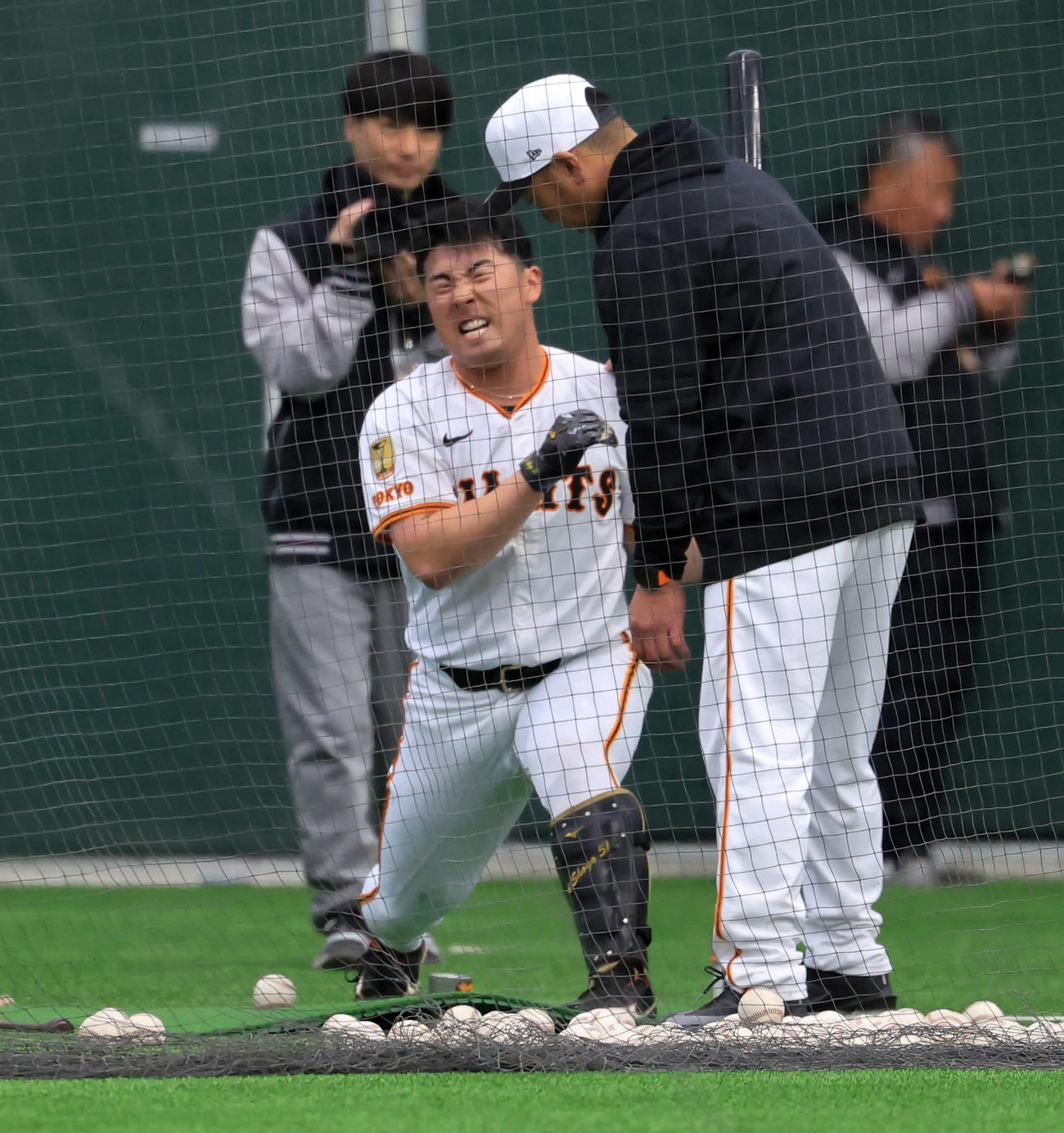 巨人阿部監督（右）から打撃の特訓を受ける浅野はもん絶の表情（撮影・浅見桂子）