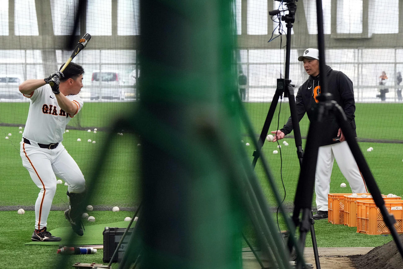 阿部監督（右）から指導を受ける巨人浅野（撮影・たえ見朱実）