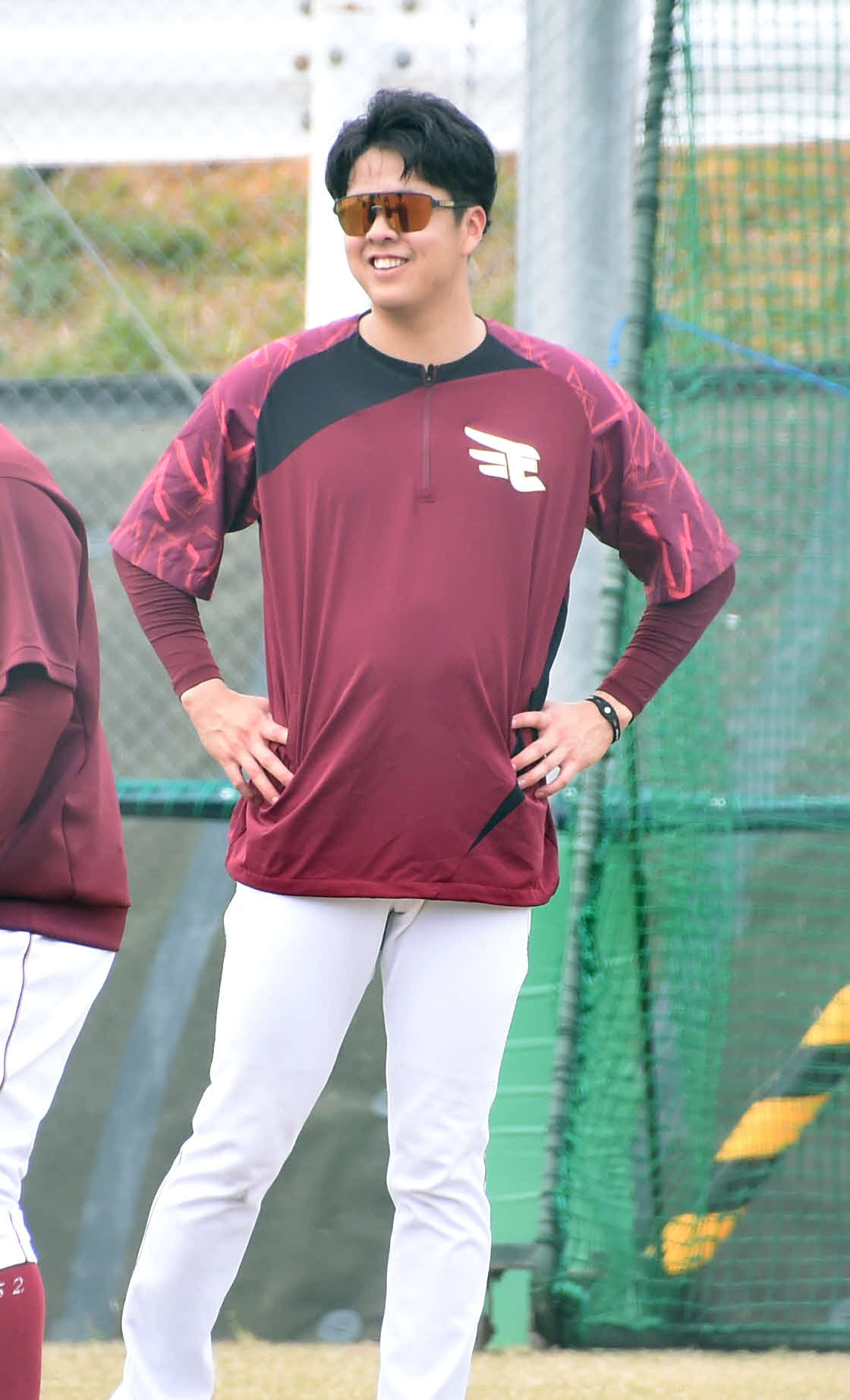 明るい表情で練習する楽天松井（撮影・山田愛斗）