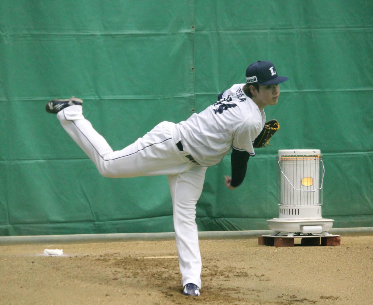 春野キャンプでブルペン投球を行う西武上間（撮影・金子真仁）
