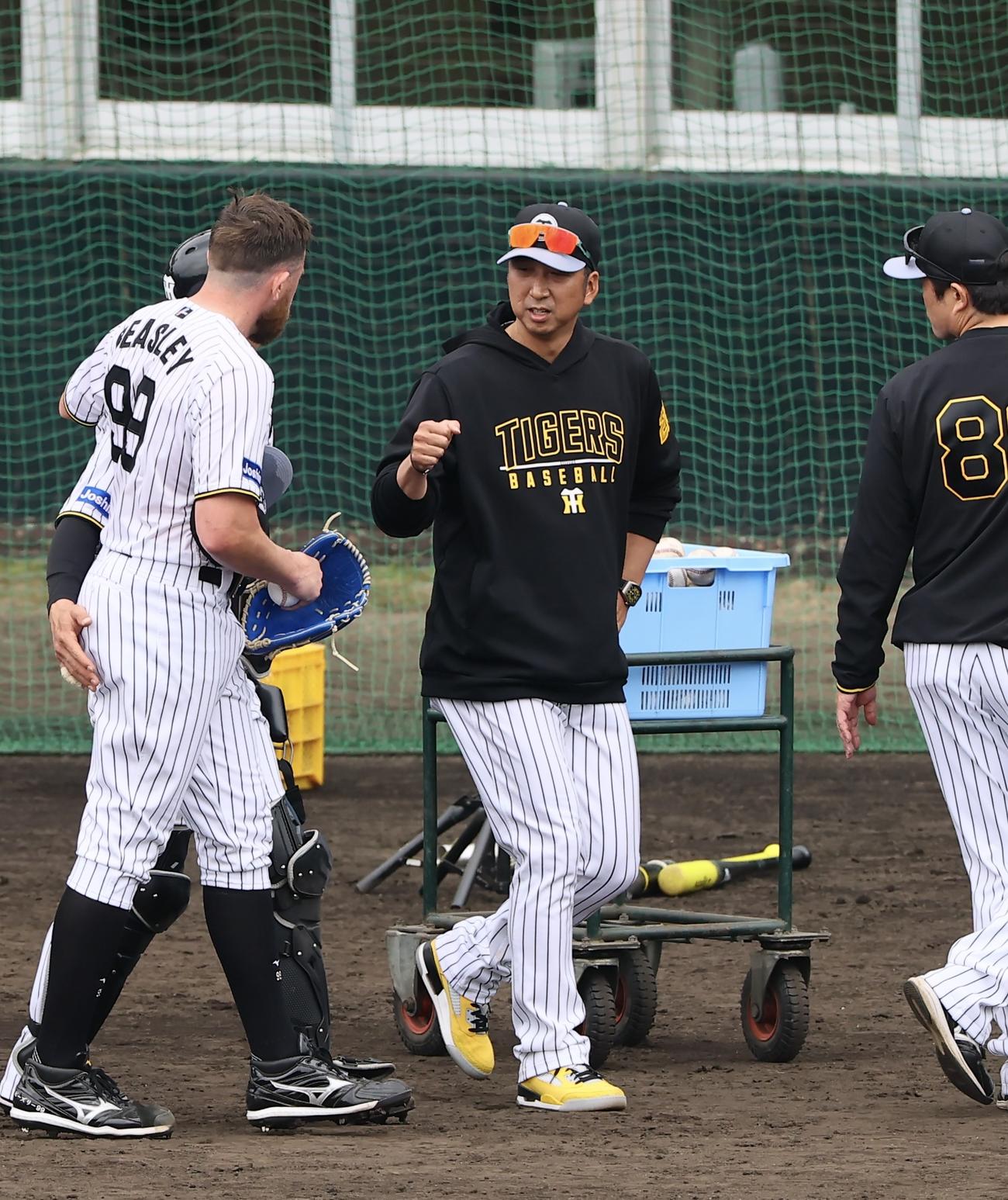 ライブBPを終え、ジェレミー・ビーズリーとグータッチを交わす藤川監督（撮影・藤尾明華）