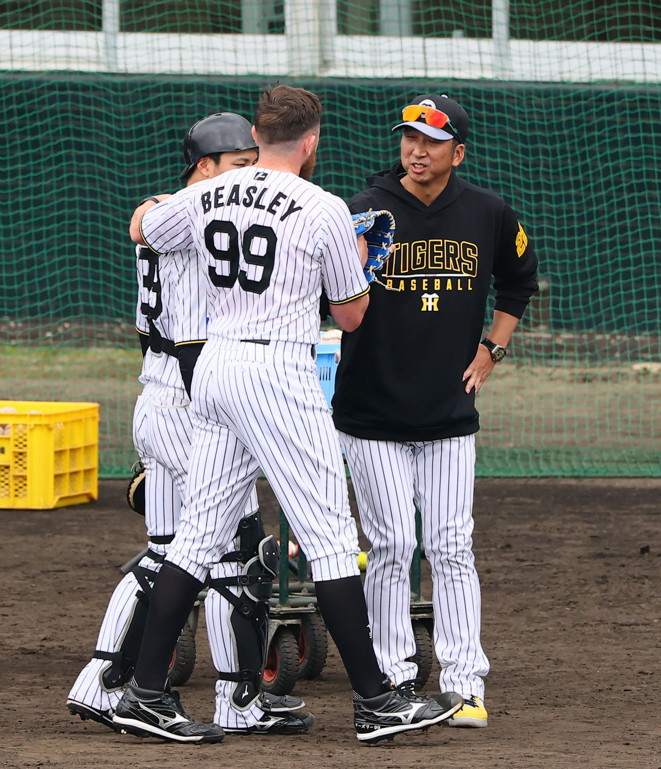 ライブBPを終えビーズリーと話しをする藤川監督（右）（撮影・藤尾明華）