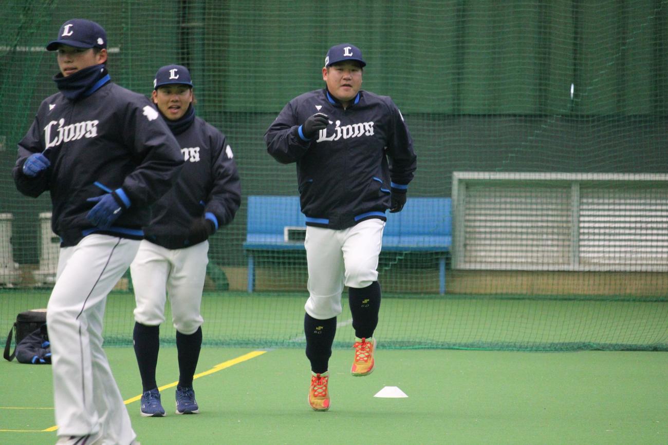ウオーミングアップでスキップの動きをする西武中村剛（撮影・金子真仁）