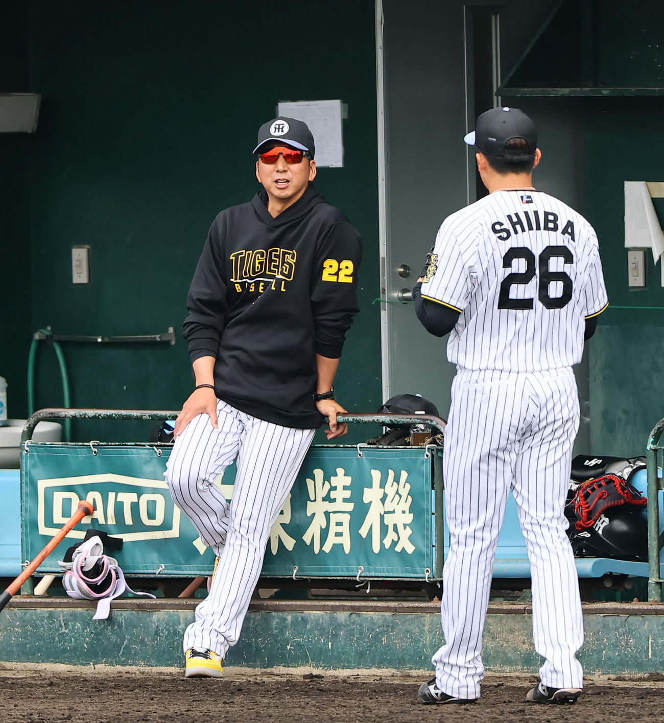 ケース打撃で椎葉剛に声をかける藤川監督（撮影・藤尾明華）