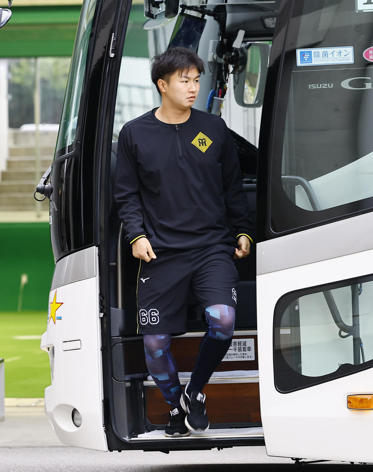 練習参加のため宜野座に到着した阪神津田（撮影・藤尾明華）